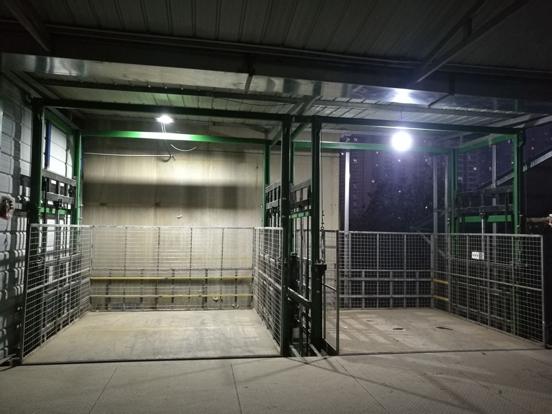 導軌式升降(jiàng)機