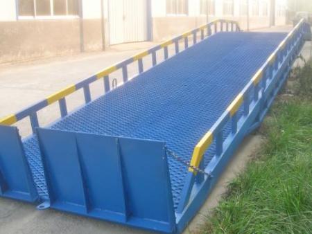 移動式(shi)登車橋(qiao)多少錢(qian)-西安移(yí)動式登(deng)車橋多(duo)少錢